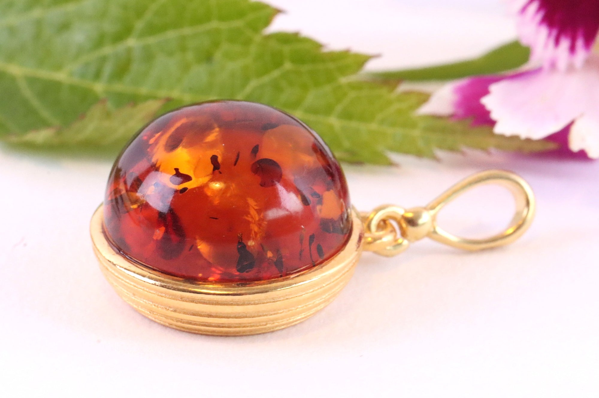 Circle pendant amber gold