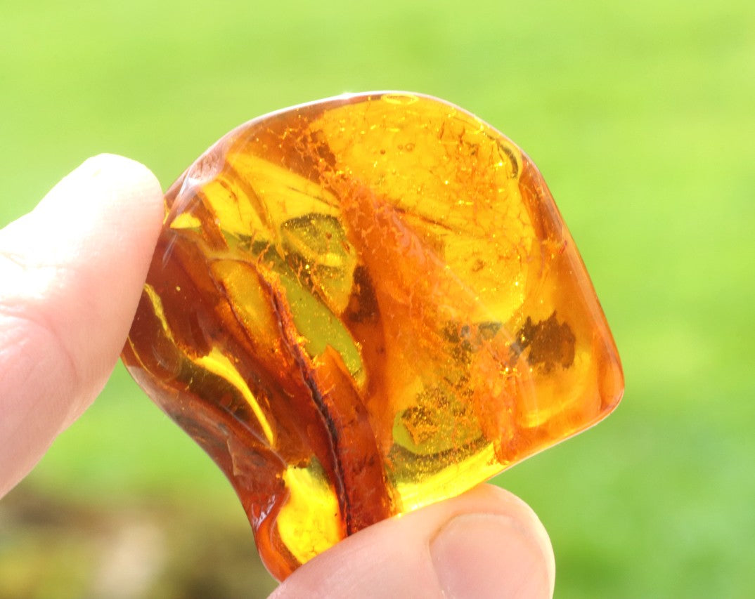 Baltic Amber Palm Stone – Smooth Meditation & Stress Relief Gem