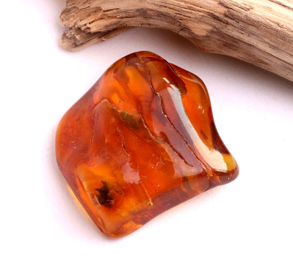 Baltic Amber Palm Stone – Smooth Meditation & Stress Relief Gem