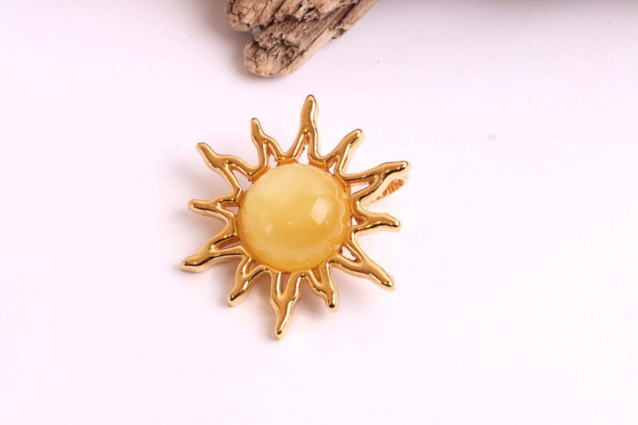 Gold Sun Pendant – 925 Gold-Plated Silver with Baltic Amber Gemstone