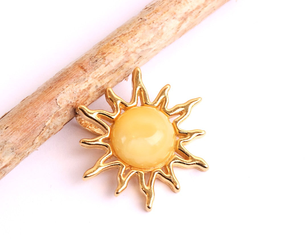 Gold Sun Pendant – 925 Gold-Plated Silver with Baltic Amber Gemstone