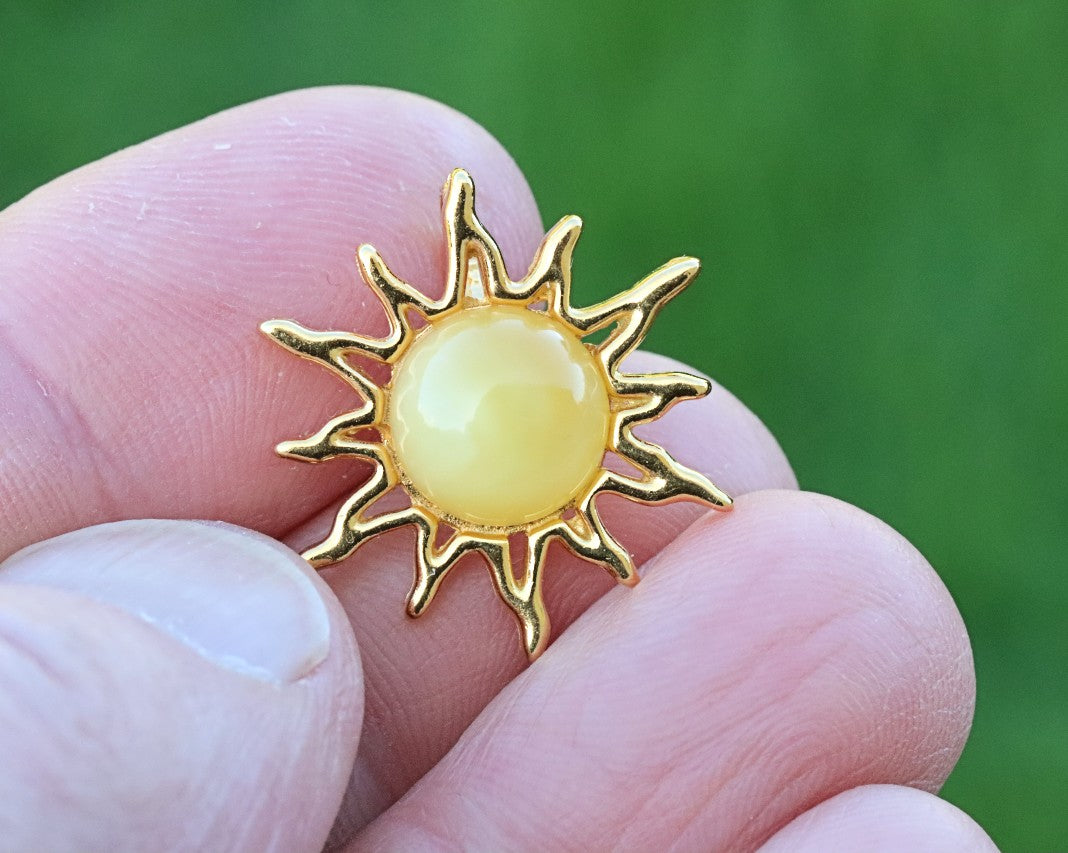 Gold Sun Pendant – 925 Gold-Plated Silver with Baltic Amber Gemstone