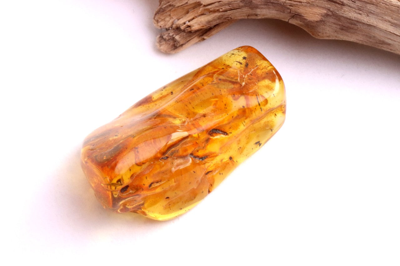 Baltic Amber Palm Stone – Smooth Meditation & Stress Relief Gem