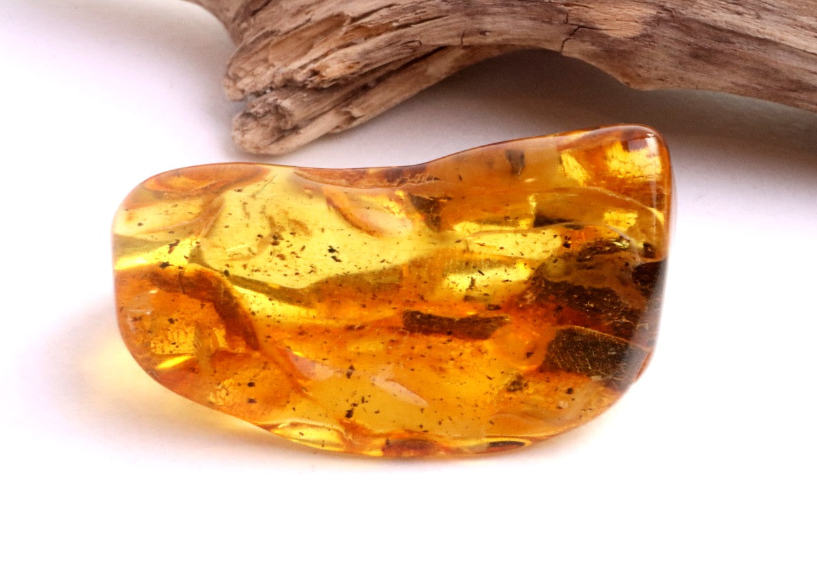 Baltic Amber Palm Stone – Smooth Meditation & Stress Relief Gem